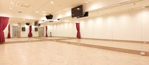 アカペラスタジオ ベースオントップ 吉祥寺店：鏡張りのスタジオ室内
