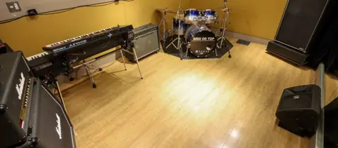 ベースオントップ 尼崎店:ドラムとアンプ、キーボードのある練習室