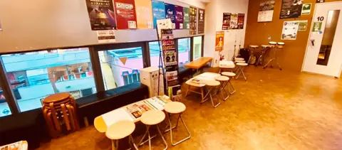 ベースオントップ アメ村店:テーブルのある待合スペース