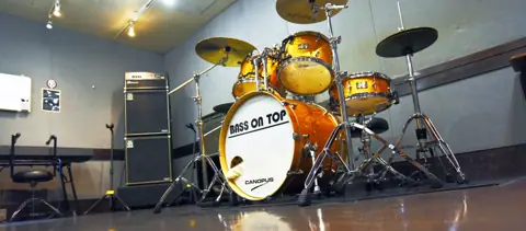 BASS ON TOP 京橋店(ドラムとアンプのある練習室)