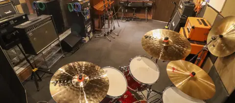 BASS ON TOP 京橋店：ドラムとアンプのある練習室