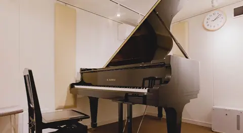駅前ピアノ ベースオントップ神田店(グランドピアノのある部屋)