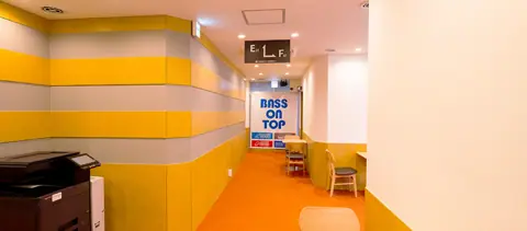 ベースオントップ ピアノスタジオ 神戸元町店：受付前の廊下