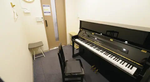 駅前ピアノ ベースオントップ田町三田店：アップライトピアノのある練習室