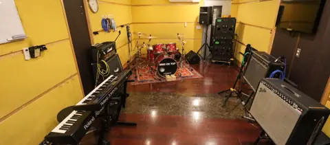 ベースオントップ 神戸三宮店（キーボード・ドラム・アンプのある練習室）