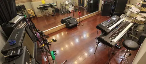 ベースオントップ 心斎橋店：キーボードとドラムのある練習室