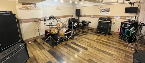 ベースオントップ 天王寺店（ドラムとアンプのある練習室）