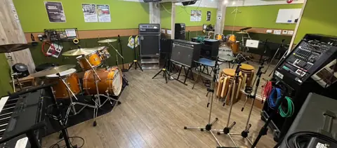 ベースオントップ 天王寺店:ドラムとアンプのある練習室