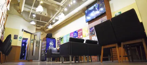 ベースオントップ 天王寺店:ソファのある待合スペース