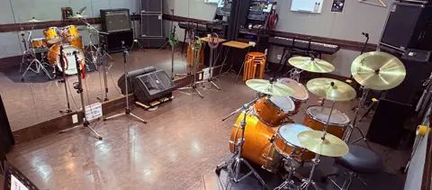 BASS ON TOP 大阪梅田店(ドラムとアンプ、鏡のある練習室)