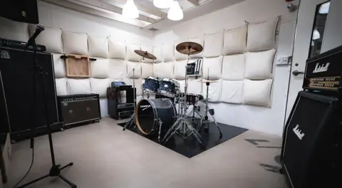 BAZOOKA STUDIO（ドラムとアンプのある防音壁の部屋）