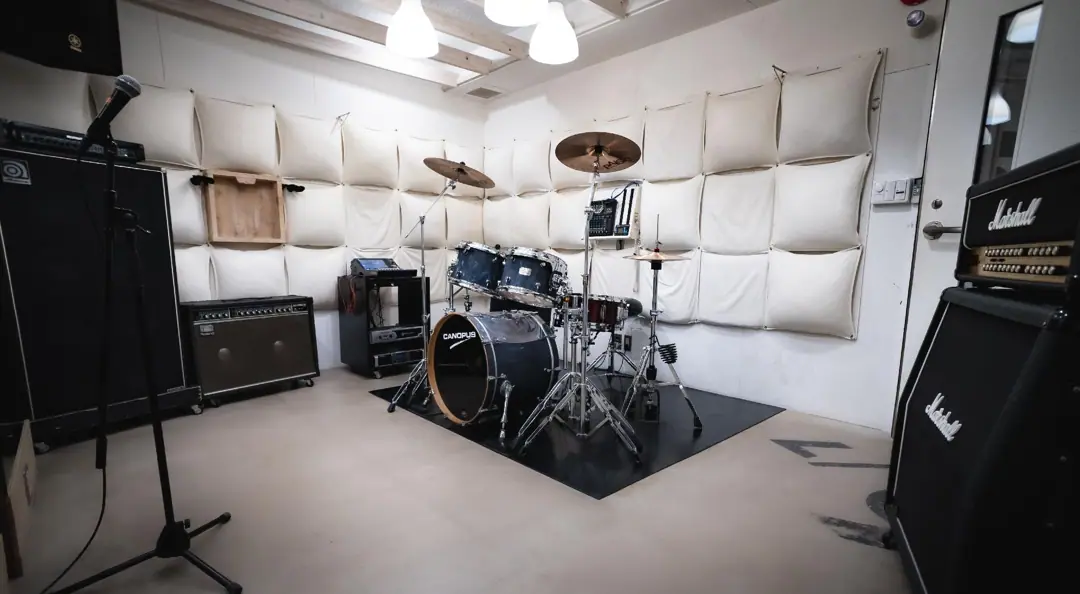 BAZOOKA STUDIO（ドラムとアンプのある防音壁の部屋）