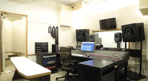 BAZOOKA STUDIO：ミキサーとモニタースピーカーのあるコントロールルーム