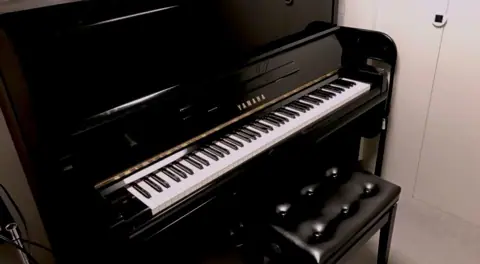 BAZOOKA STUDIO：アップライトピアノ