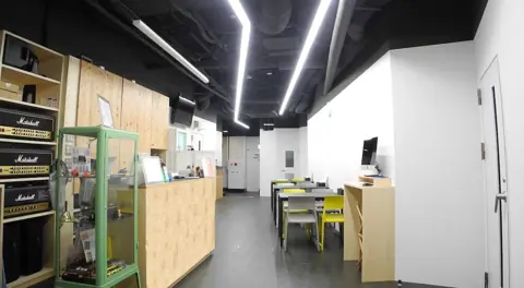 BAZOOKA STUDIO：受付と待合スペース
