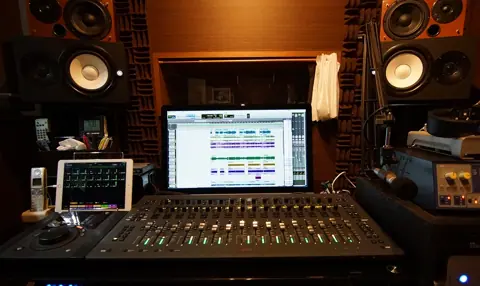 BEAT CLUB STUDIO：Rスタジオのミキシングコンソール