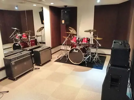 音楽スタジオ&ライブハウス ビートハウス1193（ドラムとアンプのあるリハーサルスタジオ）