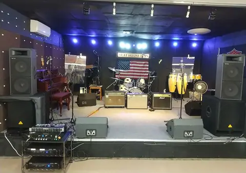 音楽スタジオ&ライブハウス ビートハウス1193：ライブホールのステージ
