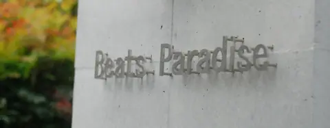 Beats Paradise：建物の壁面の店名ロゴ