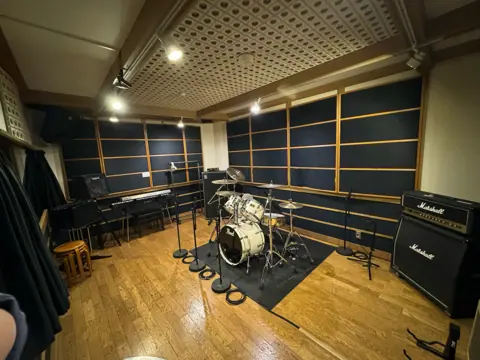 Beta Music 姫路南店（ドラムとマーシャルアンプのある練習室）