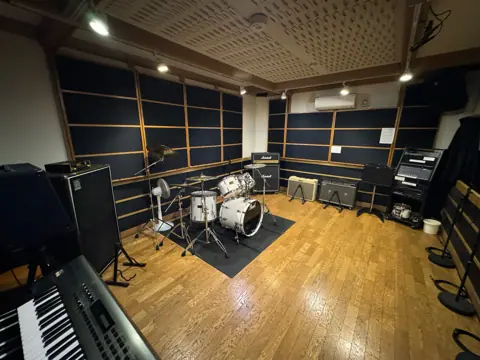 Beta Music 姫路南店：ドラム・キーボード・アンプのある練習室
