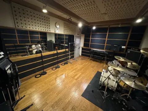 Beta Music 姫路南店：ドラムのある練習室