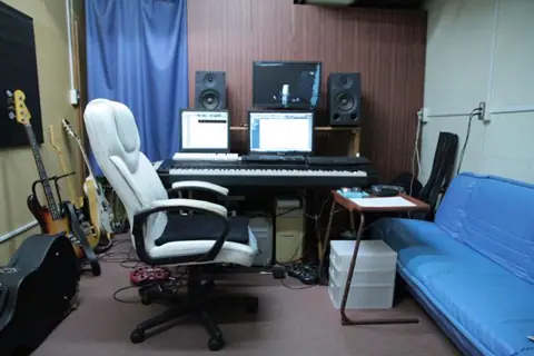 ビッグメイドミュージック：モニターとキーボードのある録音ブース