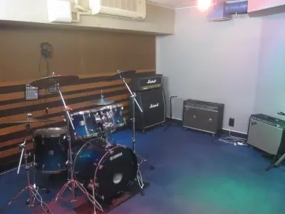 Sound Studio Blue Moon Tachikawa：ドラムとアンプのある練習室