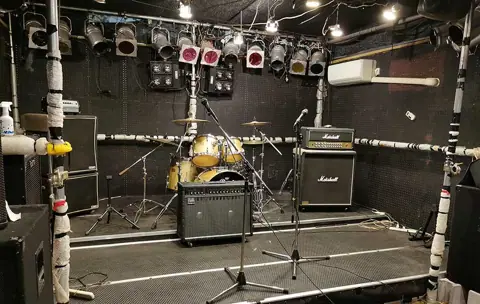 ライブハウスブルドッグ スタジオ（ドラムとアンプのあるスタジオ）