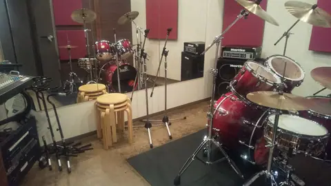bumblebee studio（ドラムとアンプのあるスタジオ）