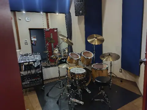 bumblebee studio：ドラムセットのあるスタジオ