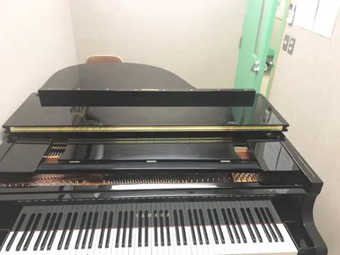 文化堂 防音レッスン室レンタル 姫路本店センター：姫路本店2階 S部屋のグランドピアノ