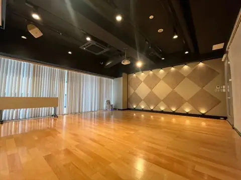 BUZZ福岡本店(鏡張りのスタジオ)
