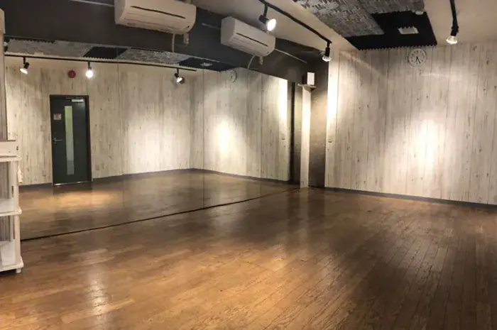 BUZZ国分寺（鏡張りのスタジオ室内）