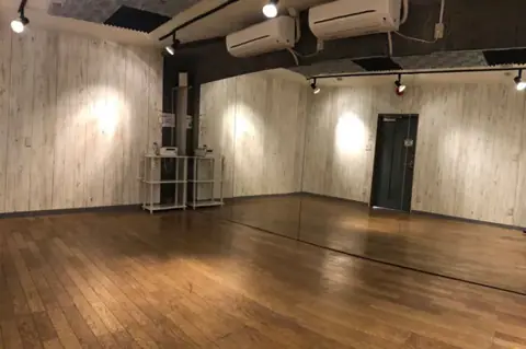 BUZZ国分寺：鏡張りのスタジオ室内