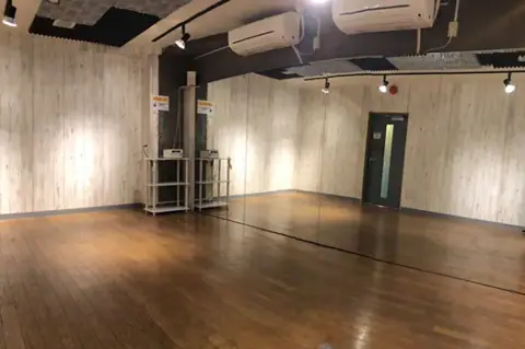 BUZZ国分寺：鏡張りのスタジオ室内