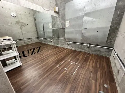 BUZZ国分寺：コンクリート壁のスタジオ室内
