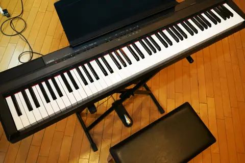 スタジオカディス:スタンドに載せた電子ピアノ