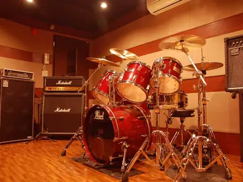 キャンディー リハーサルスタジオ:ドラムセットとMarshallアンプ