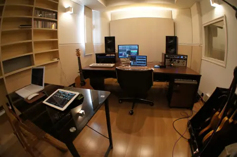 CANON RECORDINGS（カノンレコーディングス）：モニタースピーカーと机のある部屋