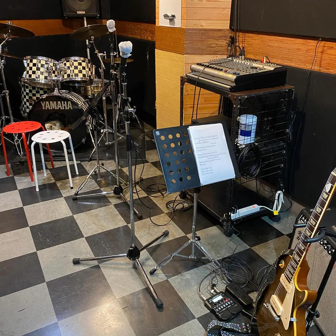 studio Cat's Eye（ドラム・ミキサー・譜面台のあるスタジオ）