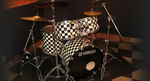 studio Cat's Eye：チェッカー柄のドラムセット