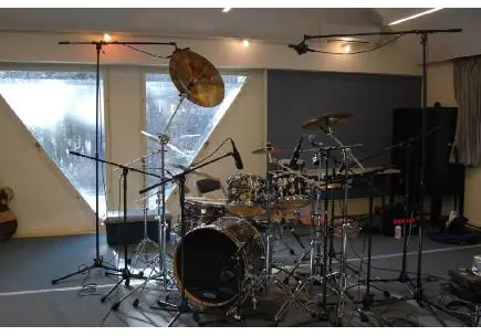 Creative Complex Studio（CCS）：ドラムセットとマイク