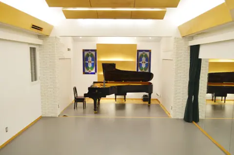 Studio Chez Claude（シェ・クロード）（グランドピアノのある広い部屋）