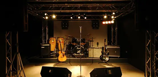 クローバーホール(バンドセットを置いたステージ)