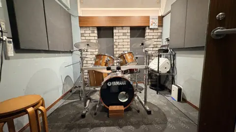 コスモスタジオ:YAMAHAドラムセットのある部屋