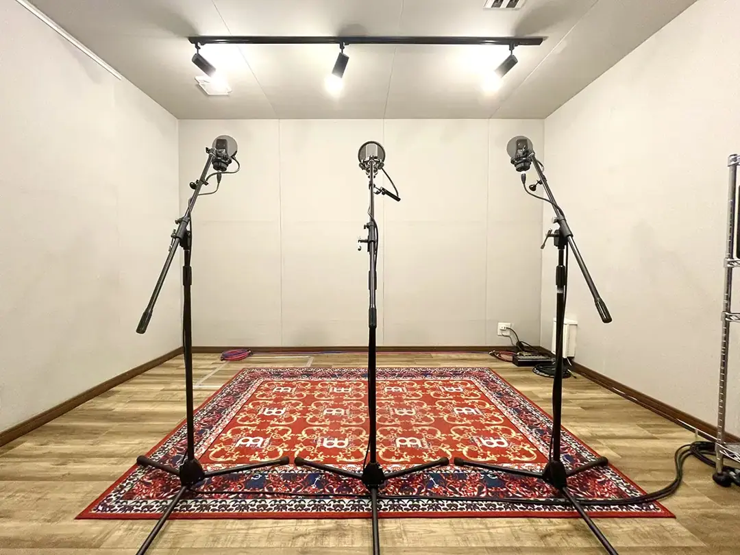 Crunch Studio(マイクスタンドが並ぶ録音ブース)