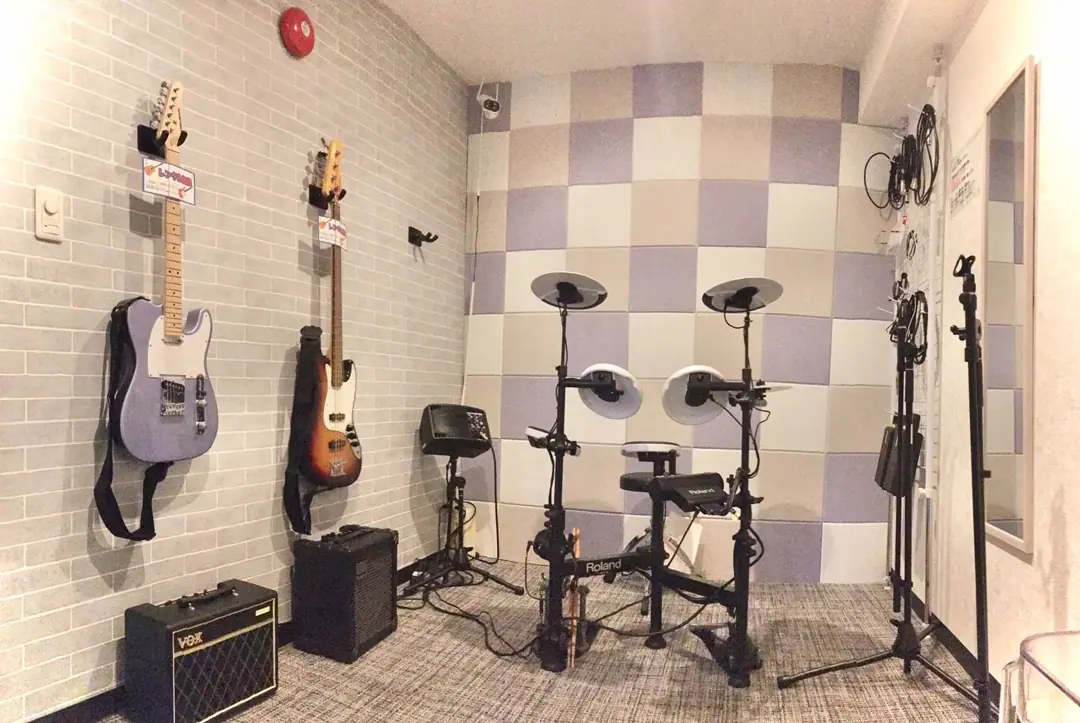 dix studio 24 蒲田店（電子ドラムとギターのある練習室）