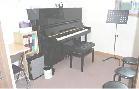 ドルチェ音楽学園 貸しスタジオ:アップライトピアノのある部屋