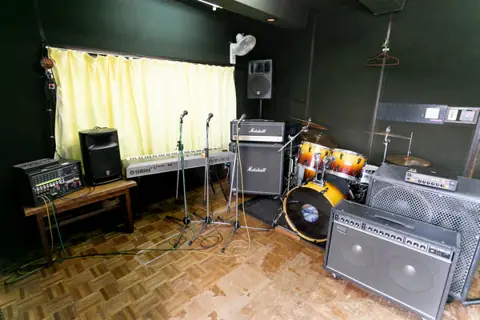 DRAGON HEAD 音楽スタジオ：ドラムとアンプのある部屋